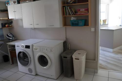 a laundry room with a washer and dryer in it at Vacances chez Cali - Maison 10 pers in La Séguinière