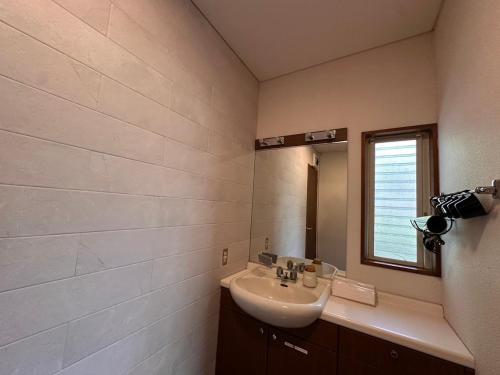 Ένα μπάνιο στο 森の中で仲間や家族とゆっくり過ごせる温泉付コテージ 会員制別荘地で広大なプライベート空間 ペット可 那須高原りんどうハウス