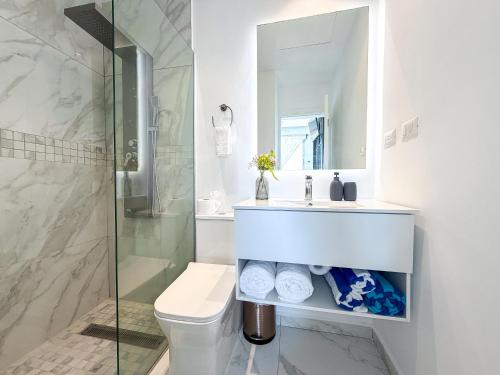 Un baño con inodoro, lavabo y ducha. en Cana Rock Penthouse Golf Views & Infinity Pool, en Punta Cana