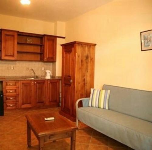 een woonkamer met een bank en een tafel bij Turunç Barbaros Apart in Marmaris