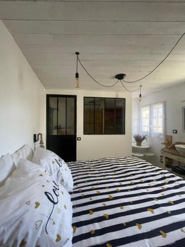 Un dormitorio con una cama grande con almohadas. en La Fontaine, en Beaumont-du-Ventoux