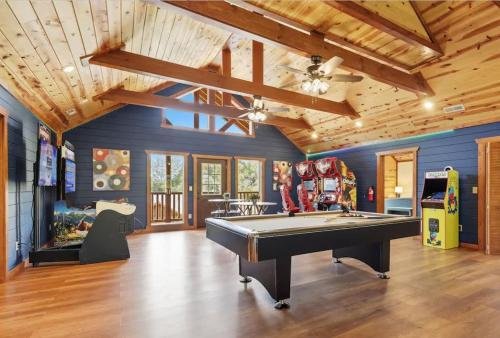 een woonkamer met een pooltafel en een spellenkamer bij Waterfall & Galaxy Pool & Rooftop Theater Cabin in Pleasant Hill