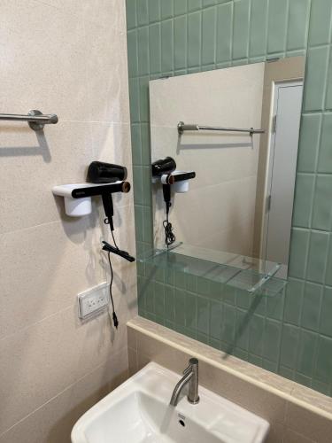 a bathroom with a sink and a mirror at สุขใจ โฮม Minimal Apartment ใกล้ Central นครปฐม แอร์เย็นฉ่ำๆ in Nakhon Pathom