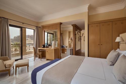 Giường trong phòng chung tại Lindian Dream Seaside Resort- Adults Only