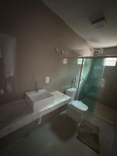 ein Badezimmer mit Waschbecken und Toilette in der Unterkunft Casa em Tamandaré praia in Tamandaré