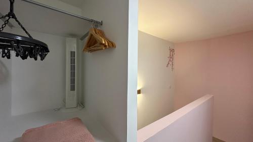 two images of a room with pink walls at Le petit Cocon in Nevers