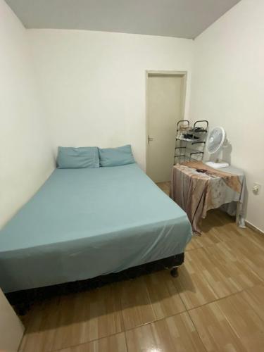 a bedroom with a large bed and a table at Apartamento em condomínio, alugo para o ENCANTOS DO NATAL GARANHUNS in Garanhuns