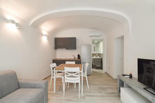 a living room and kitchen with a table and chairs at AM8 - Cozy apartment in the center in Perugia
