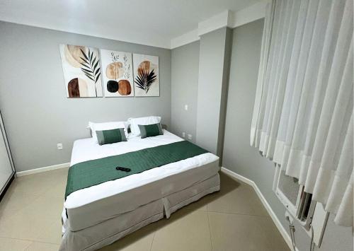 Postel nebo postele na pokoji v ubytování RefugioBacutia- Prédio FRENTE MAR Bacutia- 6 pessoas- 3 Quartos com AR sendo 1 suite - varanda- sala de estar e jantar Ampla -Piscina e Sauna no Prédio