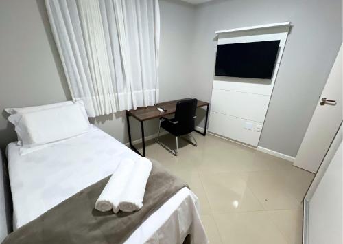 Postel nebo postele na pokoji v ubytování RefugioBacutia- Prédio FRENTE MAR Bacutia- 6 pessoas- 3 Quartos com AR sendo 1 suite - varanda- sala de estar e jantar Ampla -Piscina e Sauna no Prédio