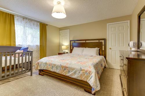 Ένα ή περισσότερα κρεβάτια σε δωμάτιο στο Family Retreat with Hot Tub and Game Room in Everett!