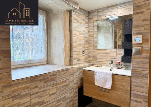 een badkamer met een wastafel, een douche en een raam bij Spacious duplex with garden - Marignier in Marignier