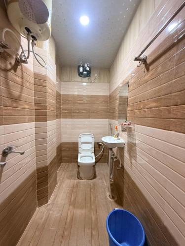 ein Badezimmer mit Toilette und Waschbecken in der Unterkunft The Yash Residency in Ayodhya