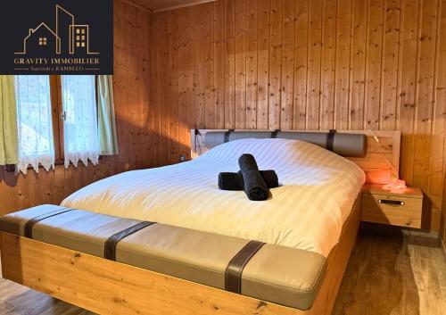 een slaapkamer met een bed met een teddybeer erop bij Spacious duplex with garden - Marignier in Marignier