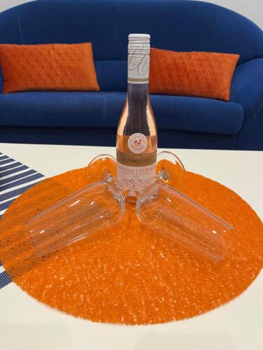 een fles alcohol op een tafel bij Violette 2 in La Souterraine