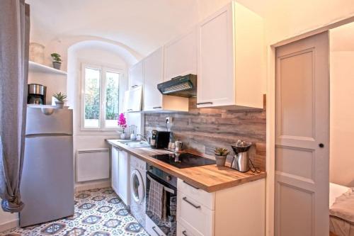 a kitchen with a sink and a refrigerator at Casa Rione in Omessa