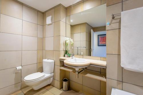 ein Badezimmer mit Toilette und Waschbecken in der Unterkunft Terrace Tranquility at Oubaai Golf Estate in Herolds Bay