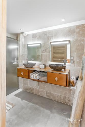 a bathroom with two sinks and a mirror at Villa Venus, 4 bdr with view! in Cul de Sac
