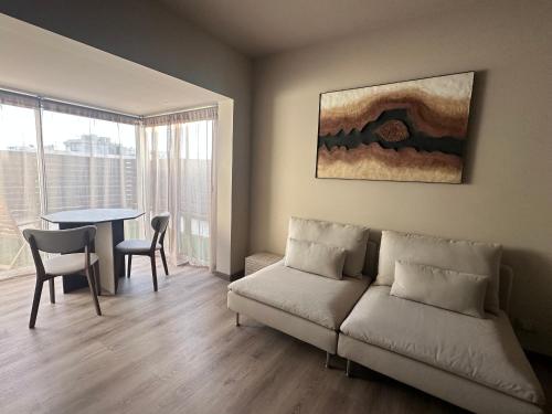 una sala de estar con un sofá y una mesa en Coffee apartamento, Las Galletas, en Arona