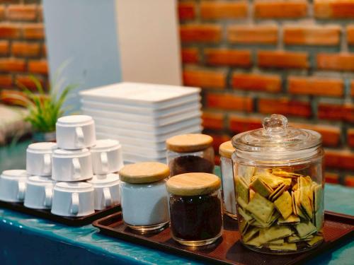 un vassoio con tre barattoli di cibo sottaceto e qualche di KYP Hotel โรงแรมขุนยูวเพลส a Fang