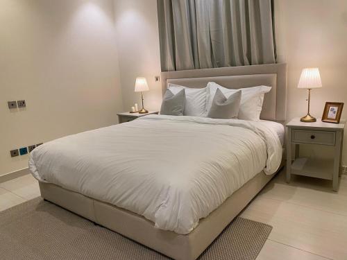 Ένα ή περισσότερα κρεβάτια σε δωμάτιο στο شقة بغرفتي نوم وغرفة معيشة