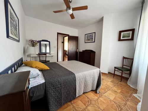 a bedroom with a bed and a ceiling fan at Holiday Vintage Apartment in San Pedro del Pinatar