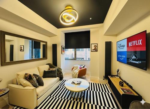 TV a/nebo společenská místnost v ubytování Stylish New Build Flat Just 300m from Tube Station