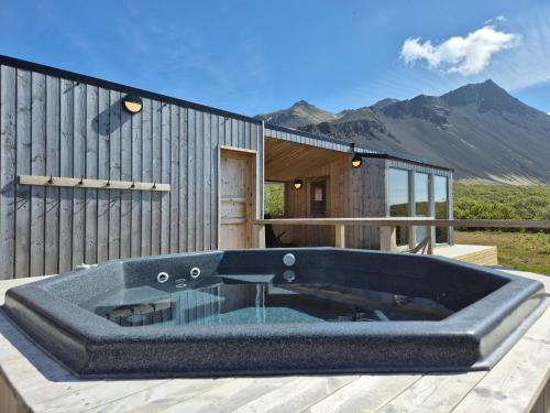 una vasca idromassaggio su un ponte accanto a un edificio di Hotel Hafnarfjall a Borgarnes
