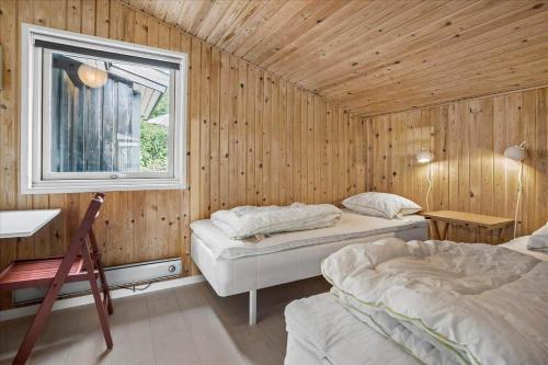 オルダーにある30114-Odder-Chr-Christensensvej-12のベッドが2つあり、窓がある寝室