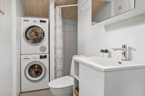 オルダーにある30114-Odder-Chr-Christensensvej-12の白いバスルーム(洗濯機、乾燥機付)