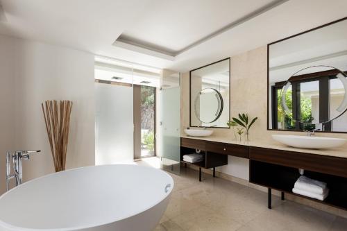 Koupelna v ubytování InterContinental Dominica Cabrits Resort & Spa by IHG