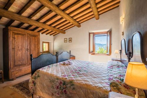 Un dormitorio con una cama grande en una habitación con techos de madera. en Villa Linda, en Fratte Rosa