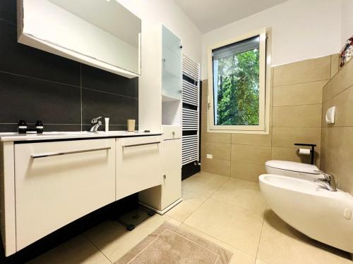 Phòng tắm tại Comfort Stay Near Sassuolo Hospital