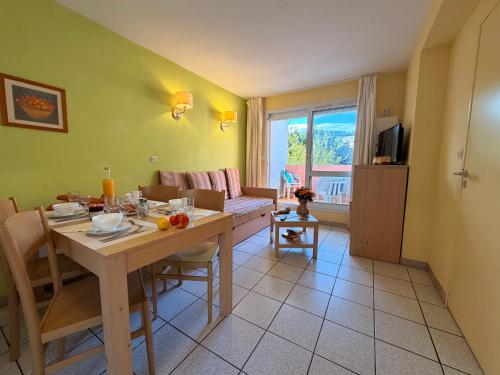 Et tv og/eller underholdning på Lagrange Grand Bleu Vacances – Résidence Le Village des Aloès