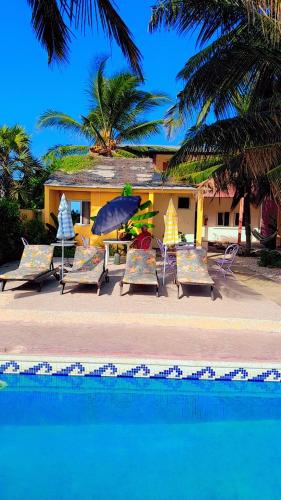 Piscina a Auberge LE DJEMBE o a prop