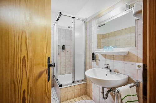 シュマレンベルクにあるSauerland Alpin Hotelの洗面台とシャワー付きのバスルーム