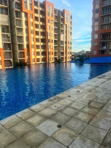 a view of a river with tall buildings at Moderno Apt en Reserva del Peñón en Girardot in Girardot