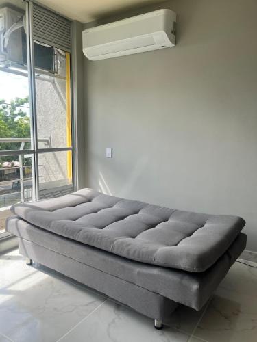 a large bed in a room with a window at Moderno Apt en Reserva del Peñón en Girardot in Girardot