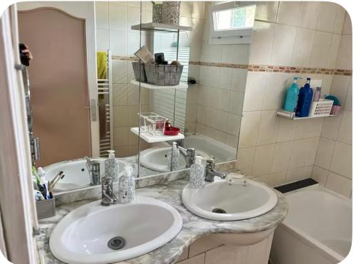 Koupelna v ubytování Chambre tout confort Saphir 1 à 3 P dans belle maison