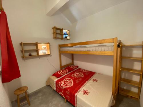 a small room with two bunk beds and a chair at Appartement 2P Mezzanine, 2 SDB, 6-7 couchages aux Saisies - FR-1-293-75 in Les Saisies