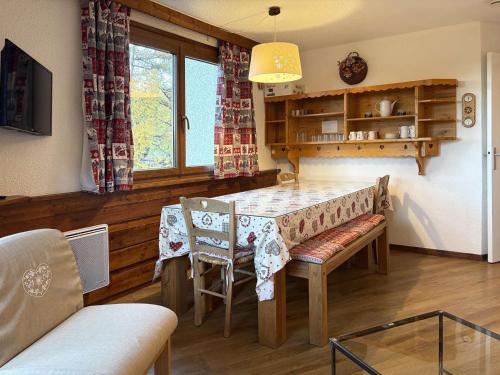 Appartement Confort 6 pers, 2 pièces, Balcon, Cheminée, Accès direct aux pistes - FR-1-322-451