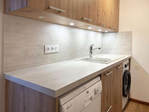Appartement Confort 6 pers, 2 pièces, Balcon, Cheminée, Accès direct aux pistes - FR-1-322-451