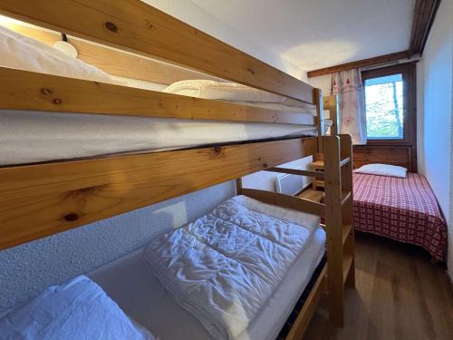 Appartement Confort 6 pers, 2 pièces, Balcon, Cheminée, Accès direct aux pistes - FR-1-322-451