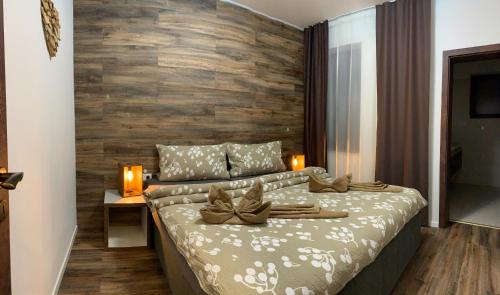 a bedroom with a bed with a wooden wall at Apartmánový dom Poludnica I., Chopok Juh, Jasná in Tale