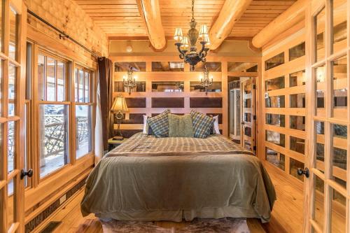 Voodi või voodid majutusasutuse Red Stag Lodge at Eagles Nest toas