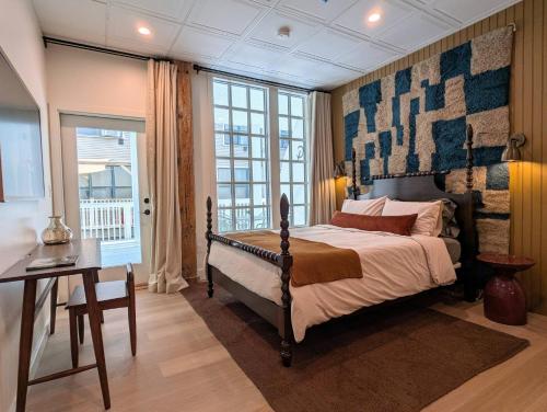 Un dormitorio con una cama, un escritorio y una ventana. en The Optimist Guesthouse | 4, en Camden