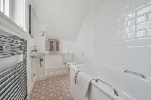 Ένα μπάνιο στο Brick Rose House