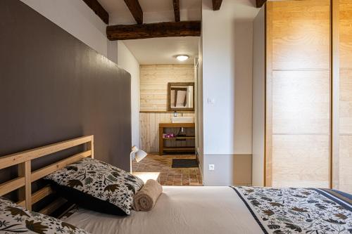 - une chambre avec un lit et un dressing dans l'établissement gîte de la La Haute Boulière, à Saint-Herblon