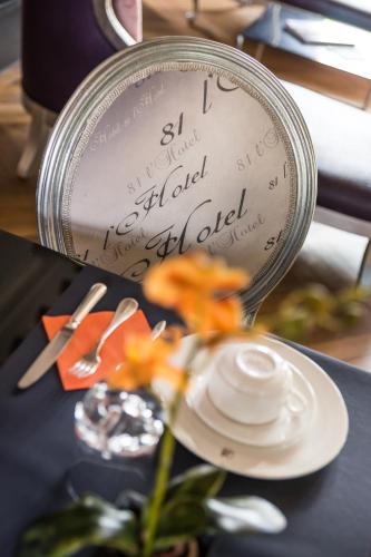 une assiette de nourriture sur une table avec une note dans l'établissement Villa 81, à Deauville