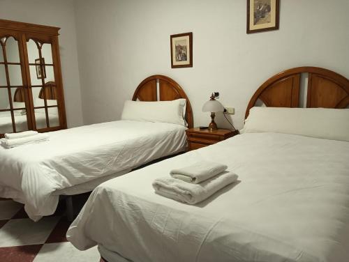 zwei Betten in einem Zimmer mit Handtüchern darauf in der Unterkunft Alojamiento Rural Dilamor in El Picazo